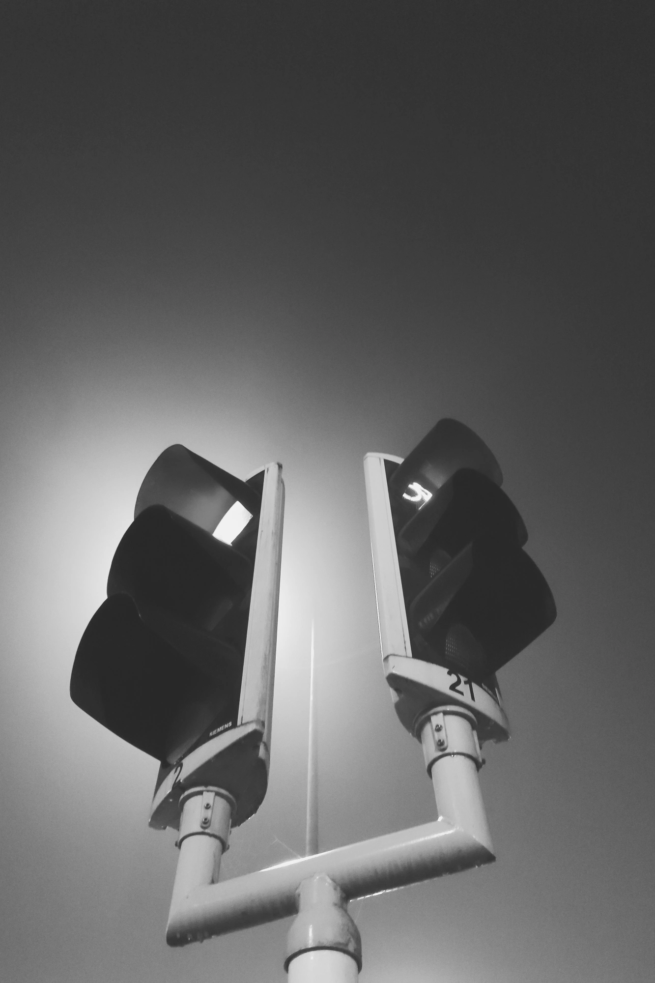 2023-09-26 - redmi - bw - NL - Traffic lights in the mist