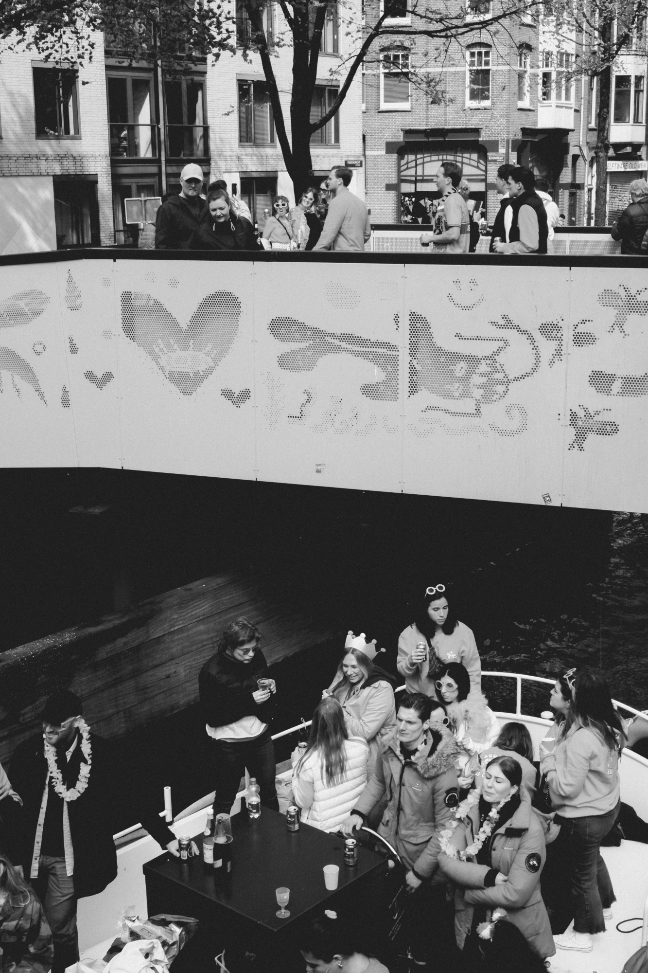 2024-04-26 - xt15-45 - bw - NL - Amsterdam - People on boat dressed with crowns