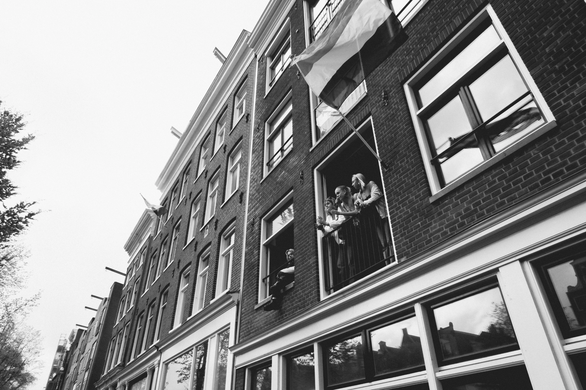 2024-04-26 - xt15-45 - bw - NL - Amsterdam - People standing on balcony