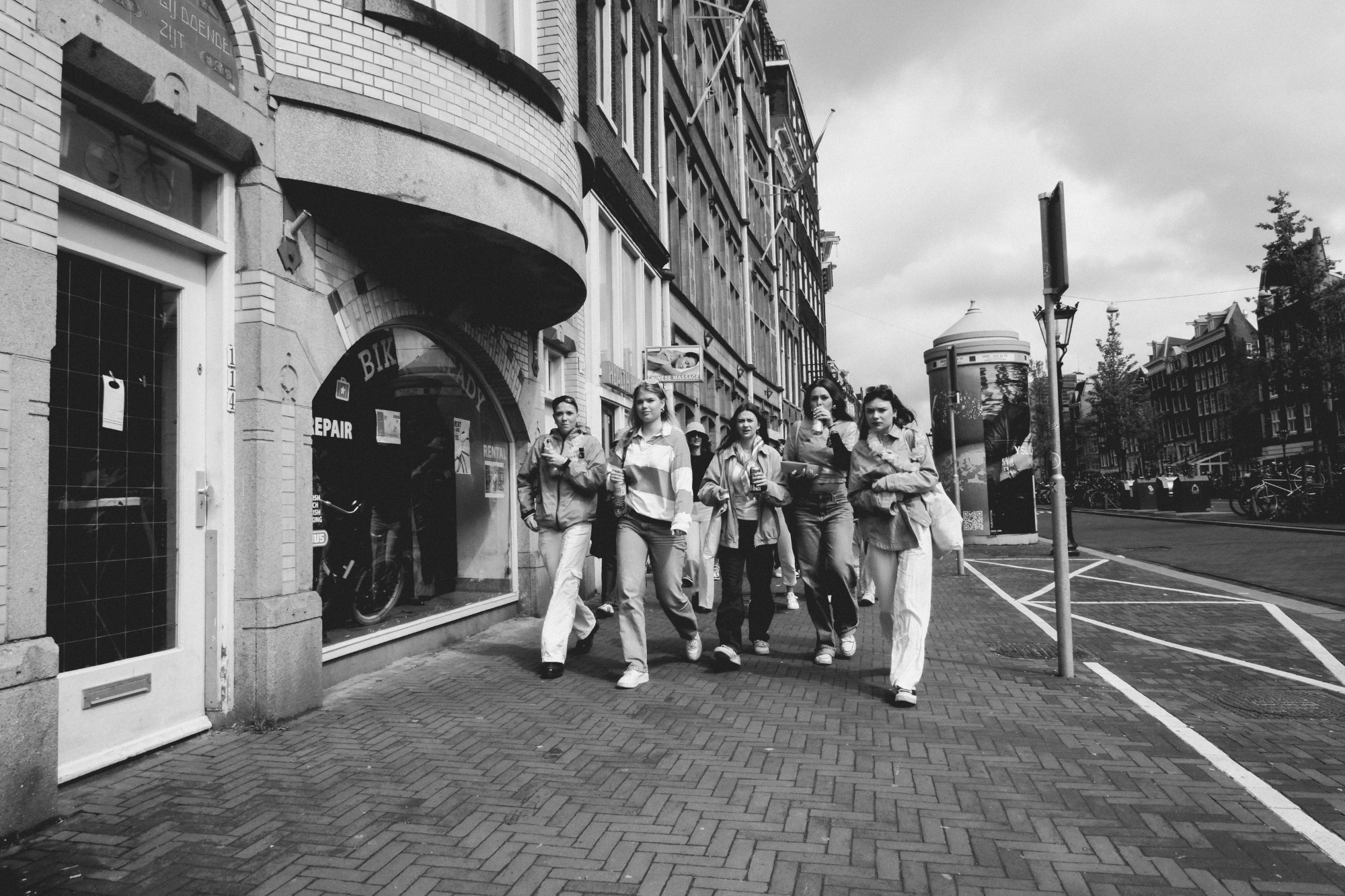 2024-04-26 - xt15-45 - bw - NL - Amsterdam - People walking down the road