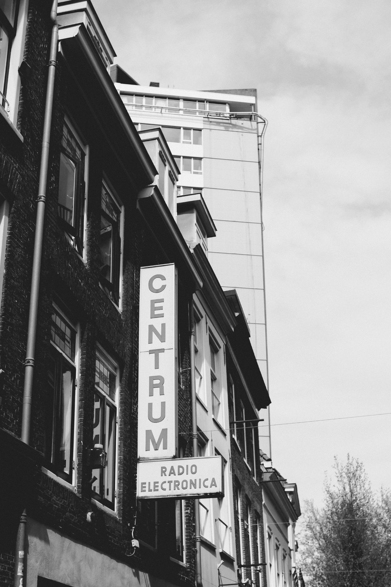 2024-04-26 - xt15-45 - bw - NL - Amsterdam - Sign saying 'Centrum Radio Electronica'