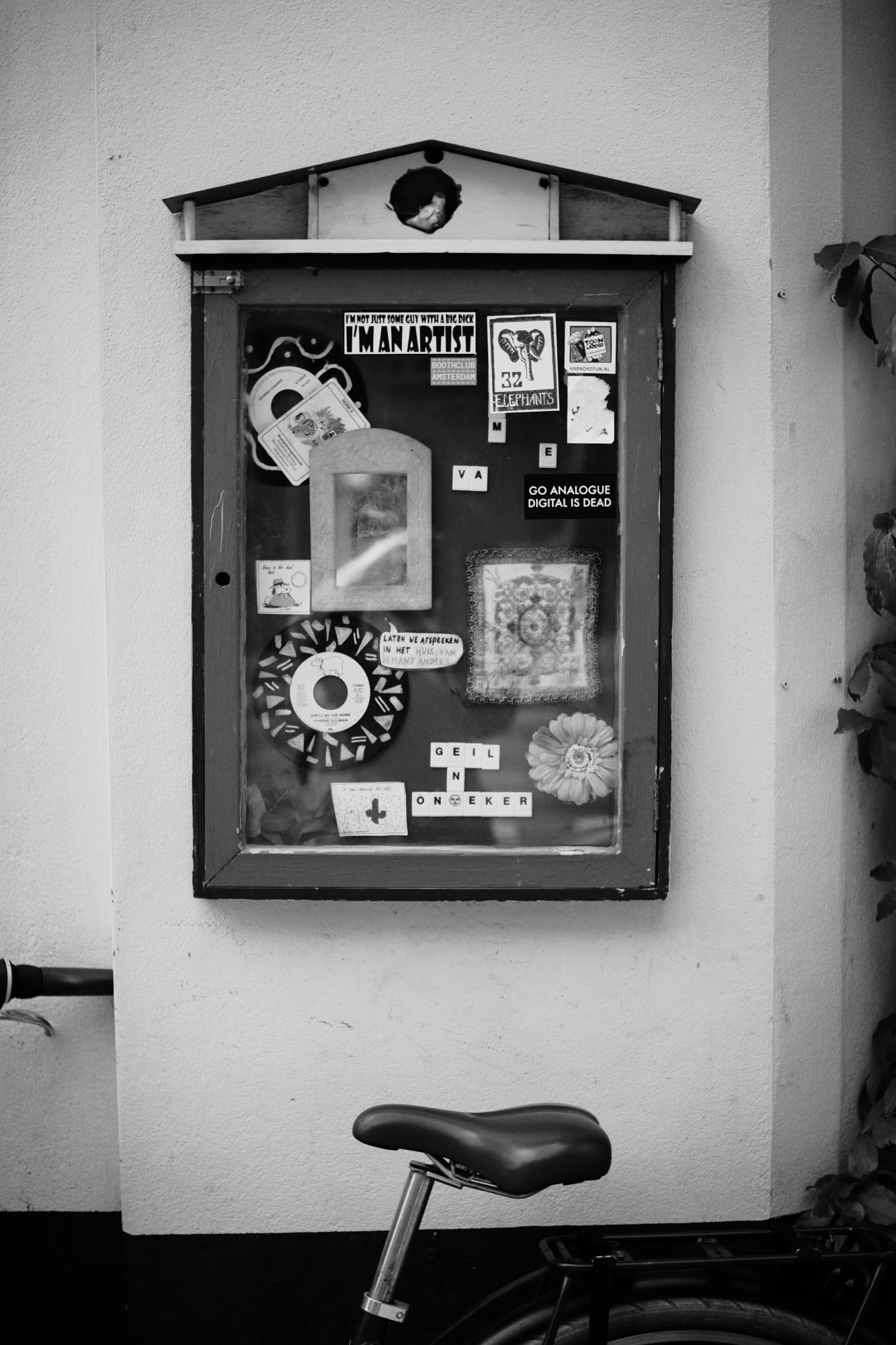 2024-05-25 - xt35 - bw - NL - Notice board with random stickers