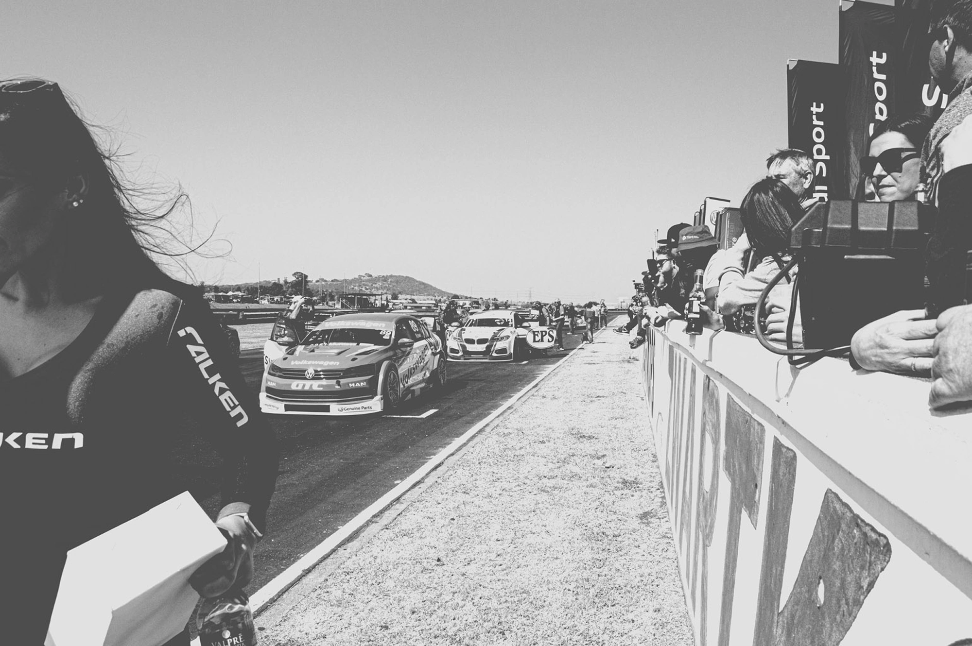 2019-07-27 - n18-55 - bw - ZA - Zwartkops Raceway - People beside racetrack waiting for race to start