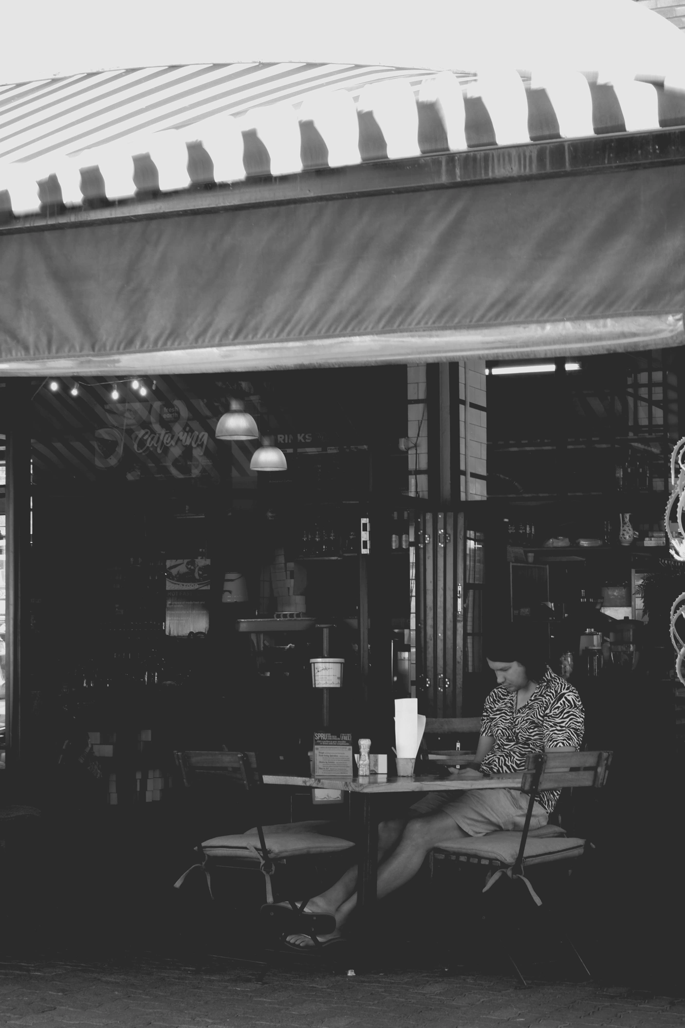 2021-11-07 - xt15-45 - bw - ZA - Emmerentia, Johannesburg - Person having some coffee
