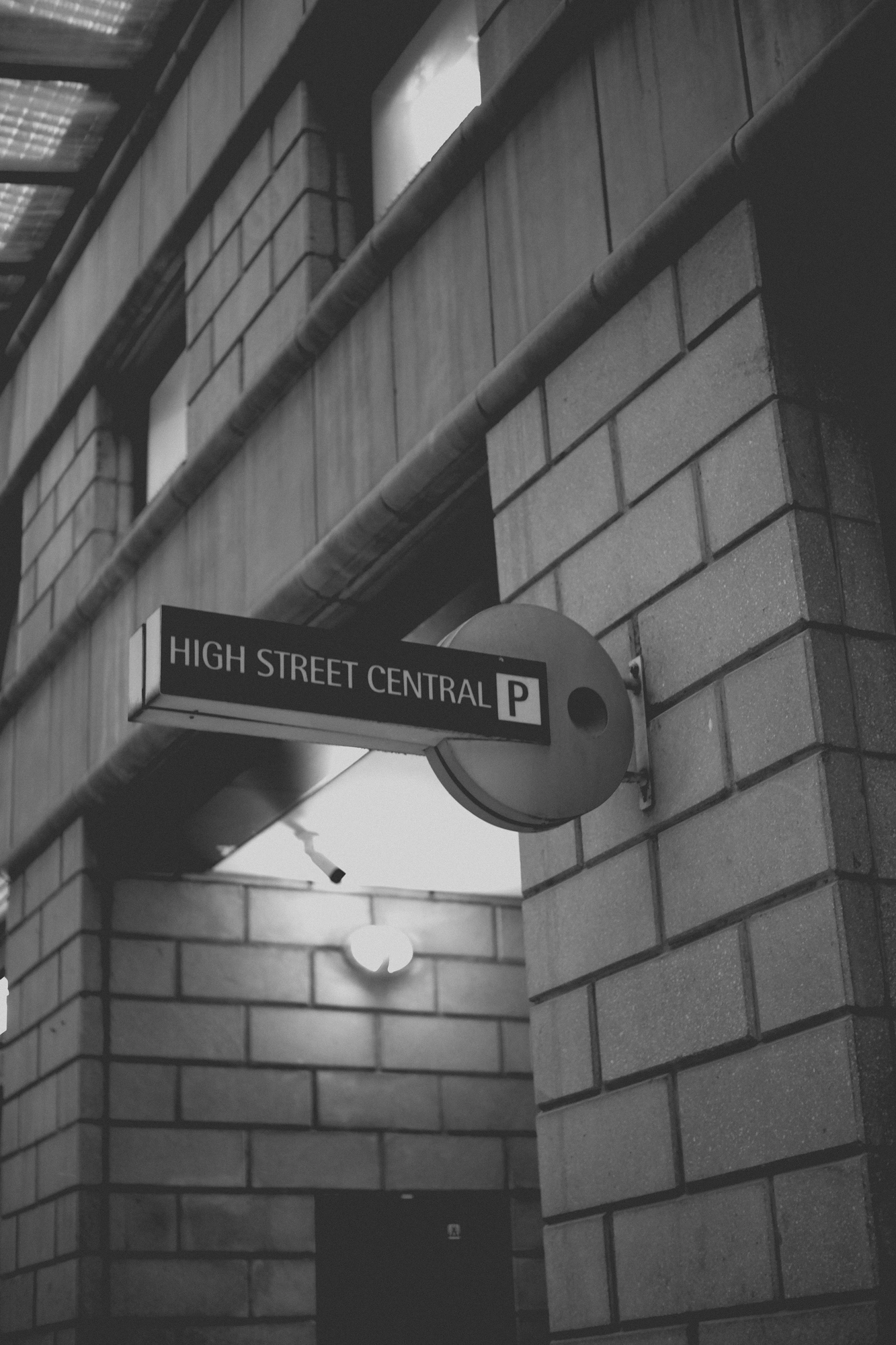 2021-12-04 - xt15-45 - bw - ZA - Melrose Arch, Johannesburg -  Sign written 'High Street Central'